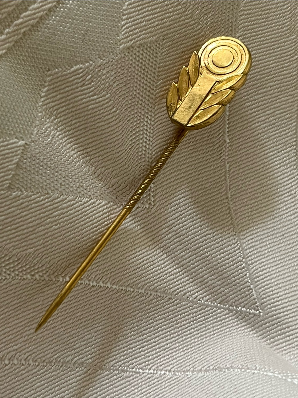 Vintage Kramer of New York gold-tone hat or lapel stick pin, 1950’s